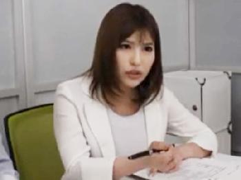 上司の家に泊まる流れになり初めて見るスッピンが可愛くてつい襲ってしまい‥