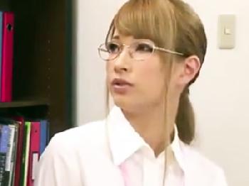 契約を取る為に枕営業する生保レディW