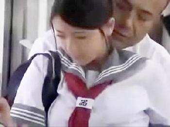 三つ編みおさげの純粋無垢な女子校生を野外挿入で中出し