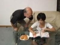 おじいちゃんのペニスを膣に受け入れ股間のワレメ内部へ直接射精を切望する巨乳美少女