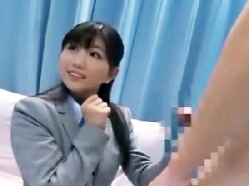 清楚な美女会社員が不意に差し出された童貞ペニスに戸惑いつつも優しく筆おろし