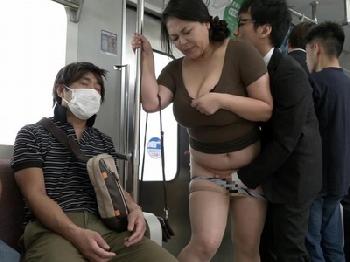 夫の目の前で痴漢に絶頂させられたムチッとした官能的な肉体の人妻