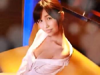 おっパブ嬢の天使もえが積極的に胸を揉ませて店内ゴムなし交尾に誘導W