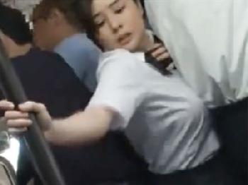 ガチ巨乳の美少女女子校生が痴漢男に強引車内性的暴行されて屈辱イキ