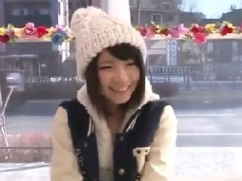 マジックミラー号で挿入され昇天させられた後も容赦ない手マンで潮吹きさせられる美少女