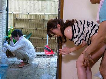 夫の死角で巨根をぶちこまれ寝取られる人妻