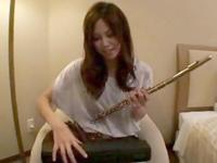 美少女2人がディープキスを重ねならが3Pで肉棒を咥えゴムなし挿入顔面射精