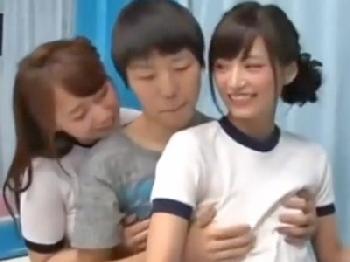 笑顔の可愛いお姉さん達が童貞を優しく筆おろしW