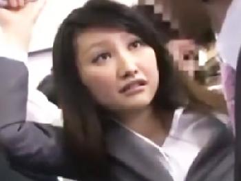 通勤ラッシュ時の電車でスーツのパンツが破れて痴漢被害に遇う女性会社員