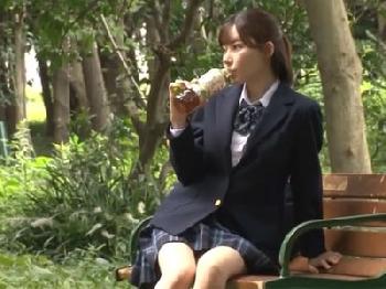 巨根好きな女子校生が公園で見つけた中年男のペニスへ猥褻なフェラチオ