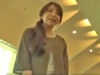 超美形妻がイケメンに後ろから抱かれてうっとり絶頂!!