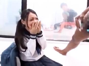 マジックミラー越しに彼氏が居るのに黒人ペニスで全力アクメする女子校生娘