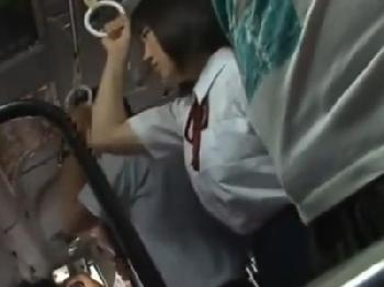 巨乳女子校生を発見→速攻痴漢して性的暴行!!