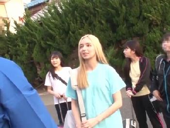 老舗旅館にきた女子校生合宿の中にまさかのパツキン!!思う存分盗撮して野外で犯す!!