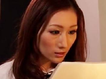 白衣の下の爆乳がワイセツ爆乳先生のへ性的暴行する非人道的な患者W