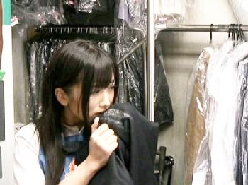 精子がついたシミ付きズボンに照れるクリーニング屋の店員とその場で即挿入