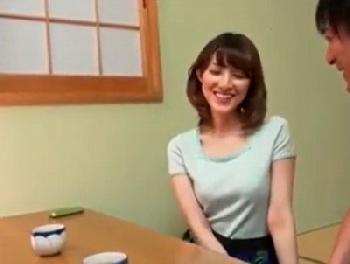 公私ともに充実している浮気好きな人妻→浮気男のお願いも全て受け入れて自宅浮気