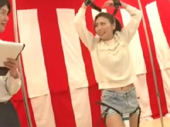 エロランジェリーを身にまとったショートヘア美女がバックで猛然と突かれて昇天アクメ