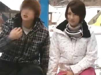 スキーに来ていた素人娘がマジックミラー号に友人と乗車→雰囲気に呑まれてコンドーム非装着の膣内射精交尾開始