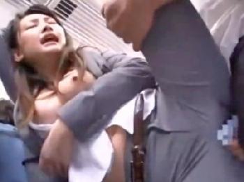 通勤中OLのケツを破って性的暴行敢行したクズ痴漢男