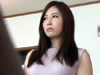 近所の糞ガキに目を付けられてしまったとても綺麗な人妻が否応なしに犯されて膣内射精暴行