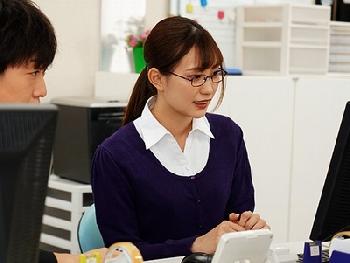 自分だけが知ってる…自分の会社に入社してきた女性会社員の正体!!