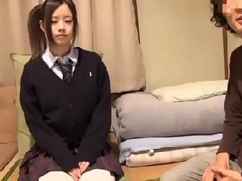 制服やスクール水着姿でペニスを咥える猥褻娘の色情狂セックス