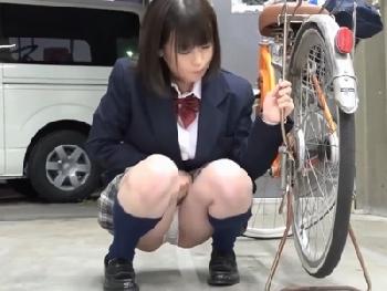 恥ずかしがりながらも自分からパンツ見せてくる女子校生に誘われて…