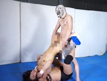 新人女子レスラーが先輩たちの執拗なイジメに会い中出し腰砕け