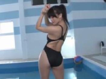 水着着衣のままたかしょーがプールサイドで3人プレイ