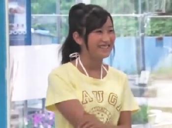 マジックミラー号でマッサージという名目でマンズボされた挙句オメコ内での直接射精される童顔美少女