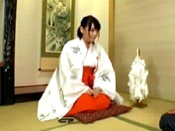 性格のきつい巫女さんにもてあそばれる
