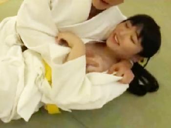 柔道教室に通う美少女が道場で肉棒を挿入され喘ぎ声がこだまする