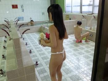 近所でも有名な看板娘が洗浄サービスしてくれる銭湯!!我先にと中年男たちとお風呂SEX