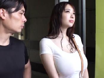雨宿りで偶然一緒になった美女が超爆乳!!ノーブラで乳首が透けてたので‥