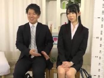 清楚な女性上司と部下の駄目男がお金の誘惑に負けてその場でコンドーム非装着の膣内射精交尾開始