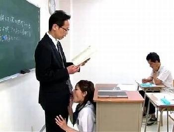 絶対に頭見えてるだろ!!教壇の下に隠れて教師ペニスに食らいつく痴女女子校生