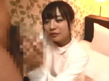 男友達とマッサージ体験して案の定発情→友情崩壊膣射交尾する素人娘