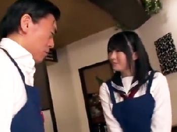 巨乳女が電話中に手マンや玩具で責められゴムなし挿入顔面射精