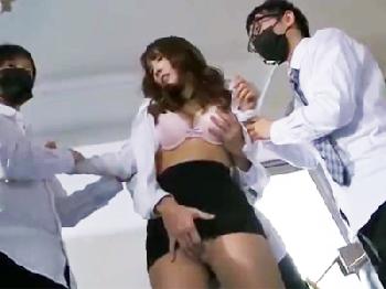 冷酷非道な生徒たちに閉じ込められ輪姦されたとても綺麗な女教師