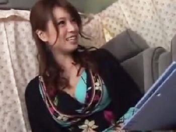 街角でナンパした素人人妻に避妊具未装着で膣内射精!!