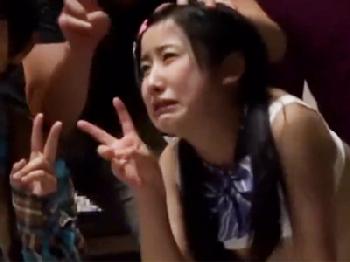 悲惨!!冷酷非道な男に回されて泣きながら中出し記念撮影される女子校生‥