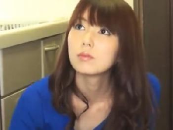 自分の谷間チラで引っ越し業者がフル勃起してるのを発見したとても綺麗な人妻が‥