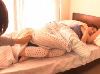 友人の彼女を寝取り性交!!友人が隣の部屋にいるのに手を出してマンネリSEXもこれで改善!!