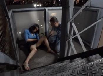 非常階段で酒で深酔いしていた巨乳お姉さんをGET!!開放すると見せかけて避妊具未装着で膣内射精