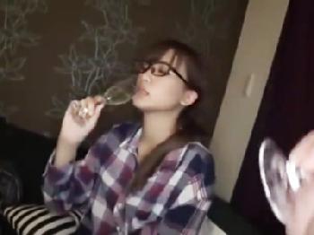 お淑やかな眼鏡美女とお酒飲んでしっとりSEXでどっぷり中出し
