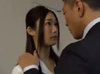 電車でエロティックな子供たちに痴漢されて顔面射精される長身美女!!