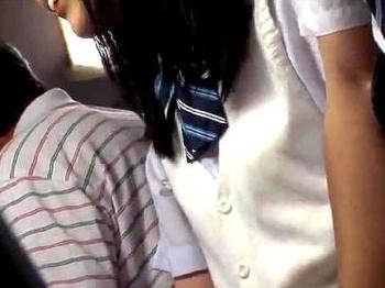 バスの車内で舐め回しチカンに遭ってしまう黒髪女子校生!!乳丸出しにされて羞恥心全開で精液までぶっかけられる!!