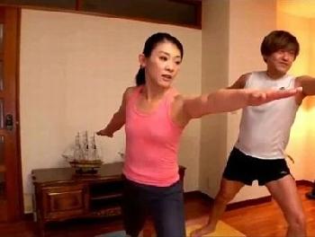 向かいに住む人妻にヨガで近づいて口説き寝取り