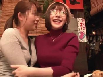 メガネの真面目女子そうに見えて飲み屋でフェラ始める変態娘